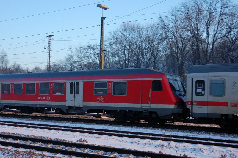 Kuriosum am Ende des PbZ 2410: Regionalbahn-Steuerwagen kt IC-Wagen. In einem normalem Zug wre es einzigartig. (Jan. 2009).