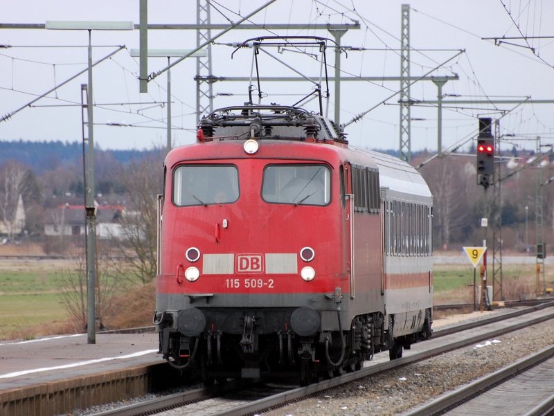 Kuriosum am Karfreitag..: 115 509-2 mit einem Single-IC-Wagen bei Einfahrt in den Bahnhof Burgau. 
Gru an  KeraPeter . Warst n paar hundert Meter frher dran. (zwinker!).
Aus dieser Perspektive knnt man vermuten, da der Wagen nur eine Achse hat und sich auf der Lok absttzt.
PS: Es handelt sich um PbZ 2410 Mnchen-Pasing - Frankfurt/Main.