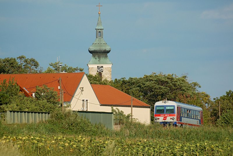 Kursbuchseite 912, Weinviertler Landesbahn, eine der wenigen noch intakten Nebenbahnen in Nieder�sterreich. 5047 056 als R 7256, unterwegs von Obersdorf nach Sulz-Museumsdorf via Gro� Schweinbarth. 
Das Foto entstand am 05.08.2008, kurz vor Pillichsdorf.