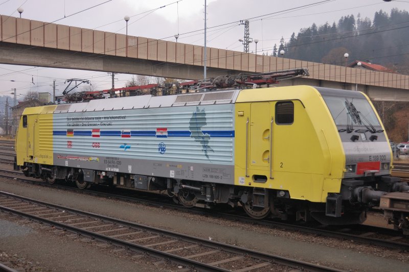 Kurz abgeb�gelt... Lokportrait von ES 64 F4-020 in Kufstein/Tirol. (02.12.2008).