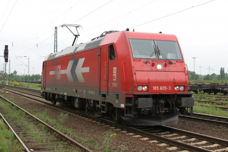 Kurz bevor ich gehen wollte fuhr mir HGK 2063 (185 605)vor die Linse.Hier am 11.5.09 in Duisburg-Bissingheim