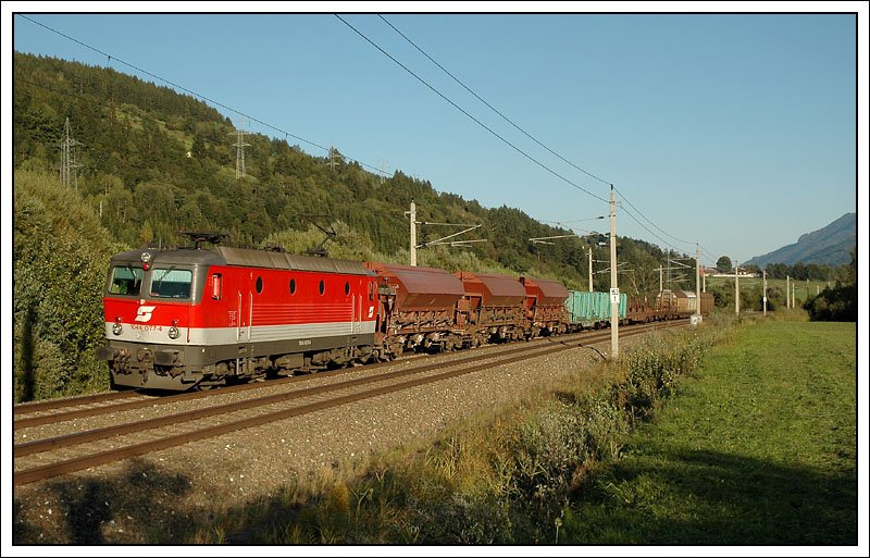 Kurz bevor die Sonne ganz verschwand kam uns am 13.9.2007 kurz nach Trieben Richtung Rottenmann noch 1044 077 mit ihrem 51658 vor die Linse.