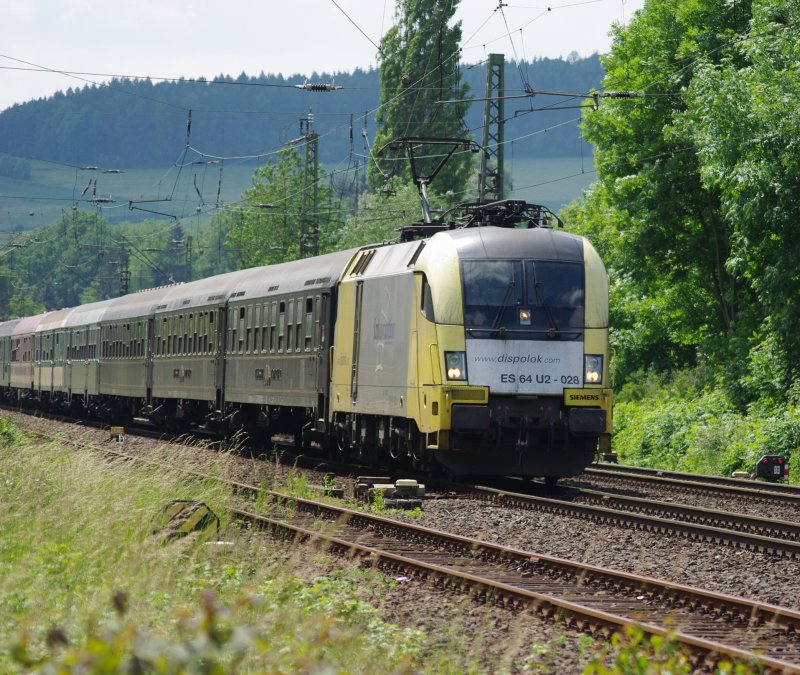 Kurz danach dann der letzte von insgesamt 5 Sonderzugen: ES 64 U2-028 der Lokomotion mit ihrem Sdz nach ... na wohin? Hannover von Stuttgart kommend. 31.05.2009 - Eschwege West.