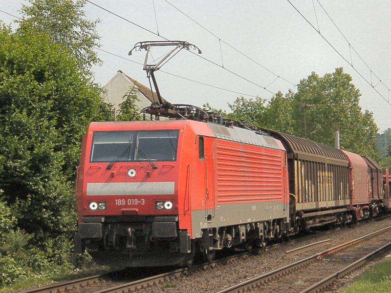Kurz darauf fuhr 189 019 ebenfalls mit einem Gterzug in die Gegenrichtung durch Ludwigsau- Friedlos. Gleich erreicht sie Bad Hersfeld.