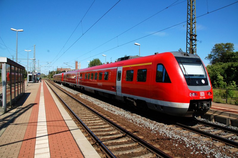 Kurz entschlossen verlagerten wir unseren Standort nach Neudietendorf. Hier steht 612 010 mit einem weiteren 612 um nach Erfurt Hbf zu fahren.
