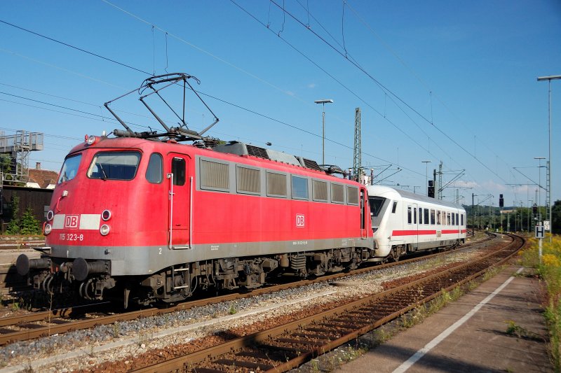 Kurz und gut: PbZ 2410 Mnchen-Pasing - Frankfurt, am spten Nachmittag des 16. Augusts, mit 115 323-8 und einem einzigen IC-Steuerwagen am Haken bei Durchfahrt Plochingen auf dem sogenannten Expressgleis Richtung Stuttgart.
