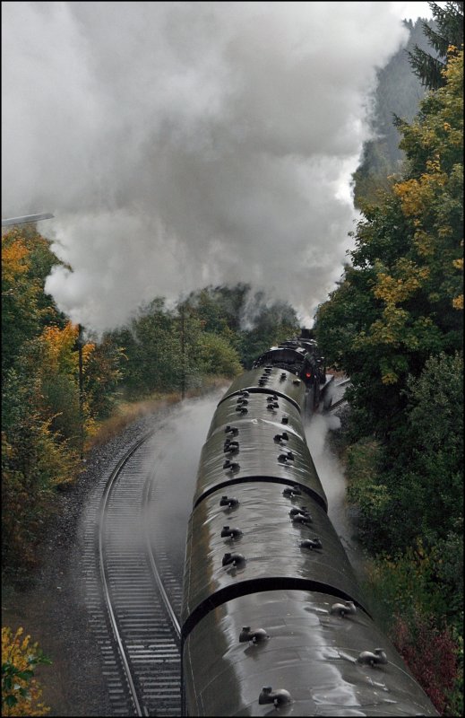 Kurz hinter der Ausfahrweiche beginnt die Steigung hinauf nach Ldenscheid. 50 3655 hinterlsst eine dichte Dampfwolke.... 