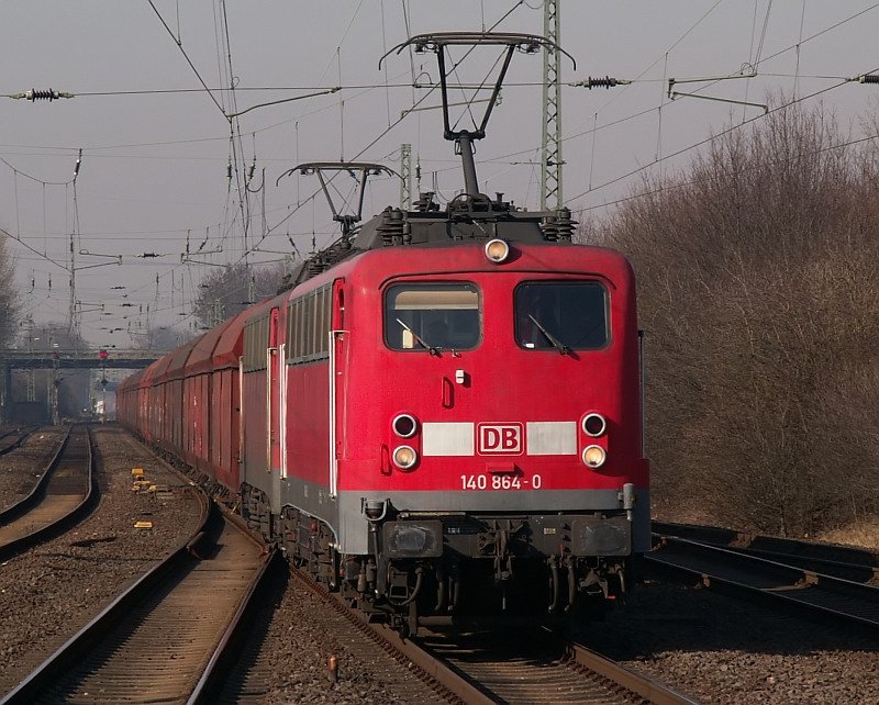 Kurz hinter dem Bahnhof in Dormagen liegt der Gleisanschluss des Bayer Chemiewerkes. Deshalb bekommt man hier ab und zu interessante Gterzge vor die Linse. Diese Doppeltraktion BR140er allerdings rauscht durch den Bahnhof in Richtung Kln. Das Foto stammt vom 18.02.2008 