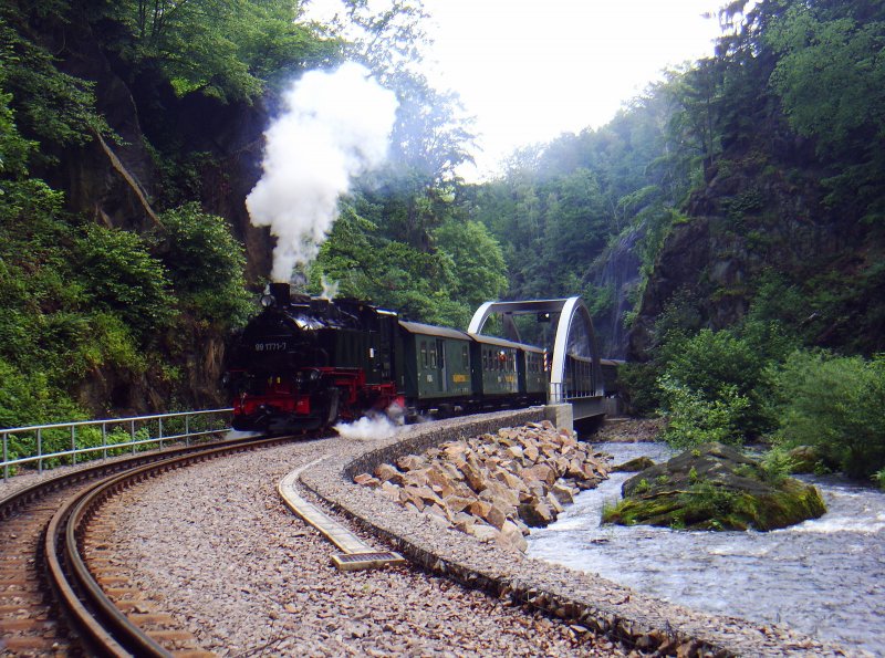 Kurz hinter dem Hp.Rabenau berquert der bergwrts fahrende Zug auf der neuen Stahlbogenbrcke die Weieritz, 01.06.2009.