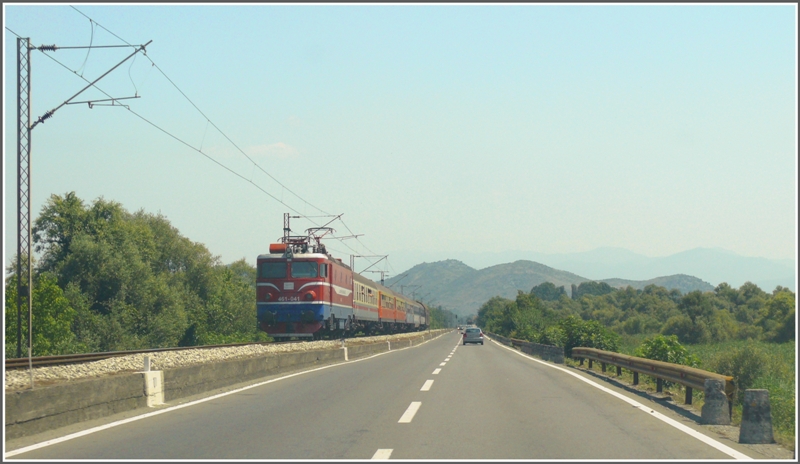 Kurz hinter dem Skutarisee kam mir diese Doppelfhrung mit 461-041 entgegen. Zum Anhalten war keine Zeit und kein Platz, somit ein Schuss durch die Windschutzscheibe. (31.07.2009)