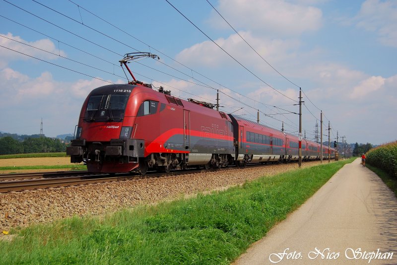 Kurz hinter mir trafen sich die beiden Railjet-Zge und so konnte dieser Nachschuss auf 1116 215-3 samt RJ 63 Mnchen Hbf. - Budapest-Keleti pu gemacht werden,Pasching (sterreichurlaub 18.08.09)