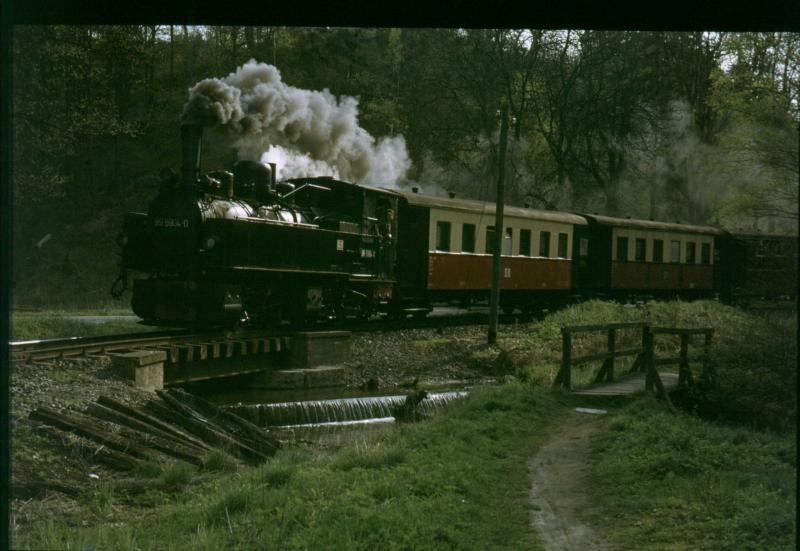 Kurz hinter der Station Silberh�tte �berquert die Bahn das kleine Fl��chen Selke im Sommer 1984 