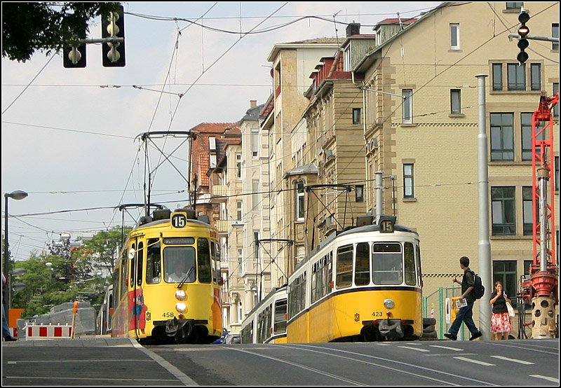 Kurz in der Horizontalen - 

Begegnung zwei GT4-Straßenbahntriebwagen an der kurzen ebenen Strecke im Bereich des Eugenplatzes. 

13.06.2007 (M)