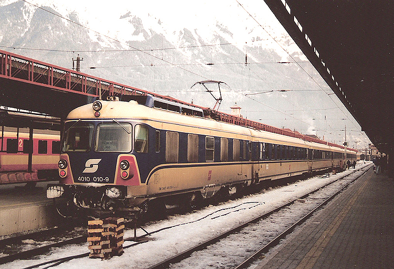 Kurz nach der Ankunft als IC 715, aber schon bei der Wende auf IC 715 konnte der 4010 010 am 30. Dezember 1991 im winterlichen Innsbruck abgelichtet werden.