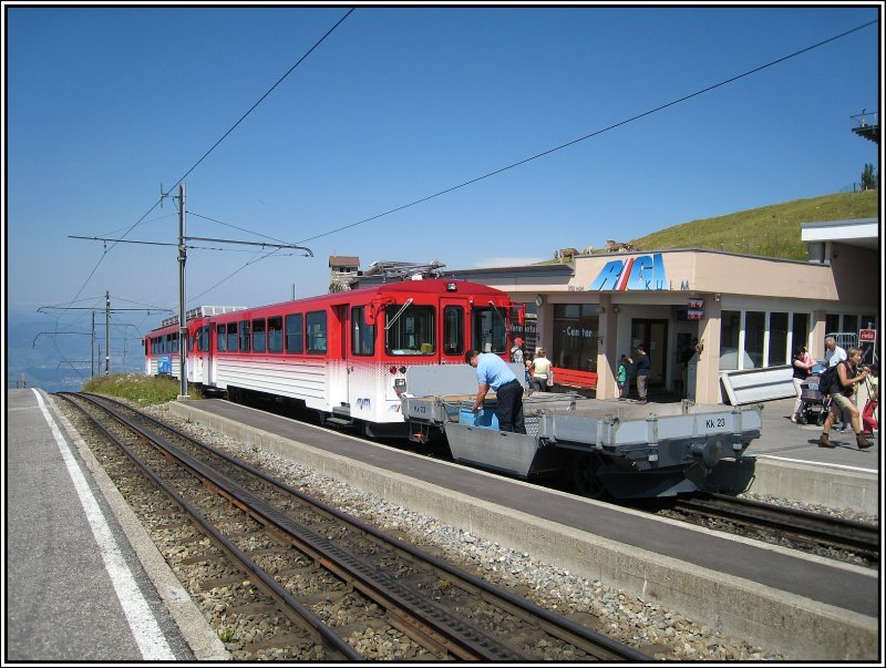 Kurz nach der Ankunft auf der Rigi Kulm. Der Fahrer entldt auch den Transportwagen, den der Zug hochgeschoben hat. (20.07.2007)
