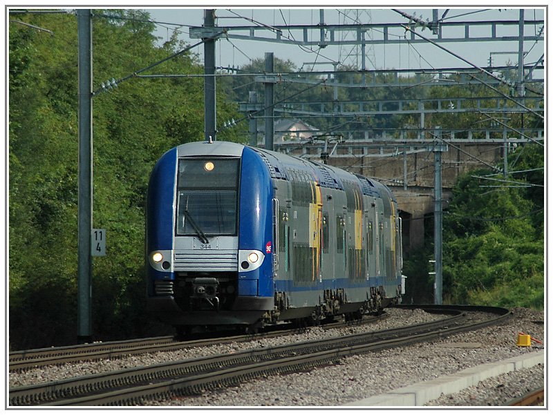 Kurz nach der Ausfahrt aus Luxemburg - Triebwagen der Serie Z2Nng SNCF 344 - das franzsische Gegenstck der CFL Serie 2200 von Alstom. Aufnahme entstand am 30.7.2006.