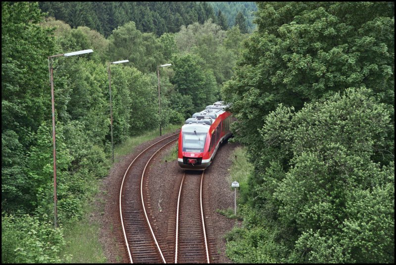 Kurz nach der Ausfahrweiche von Brgge (Westf) befhrt 648 008 am 01.06.2007 als RB52  Volmetalbahn  nach Ldenscheid die Steigung des Lsenbachtals Richtung Endbahnhof.