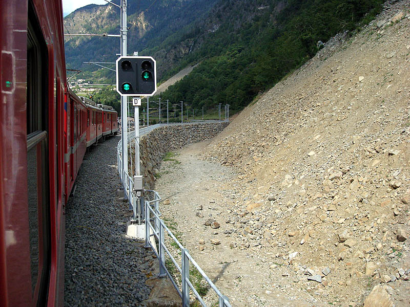 Kurz nach Befahren des Viaduktes bei Brusio folgt ein Abschnitt, der infolge Bergsturz verlegt werden musste, 11. Sept. 2009, 13:53