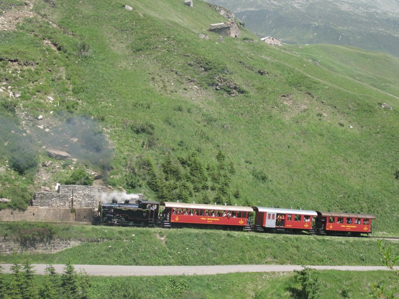 Kurz nach dem Anfang des Zahnradabschnittes System Abt
in Realp am 24.06.2007 schnaufte der Dampfzug zur Station
Furka auf 2160m..n.N.