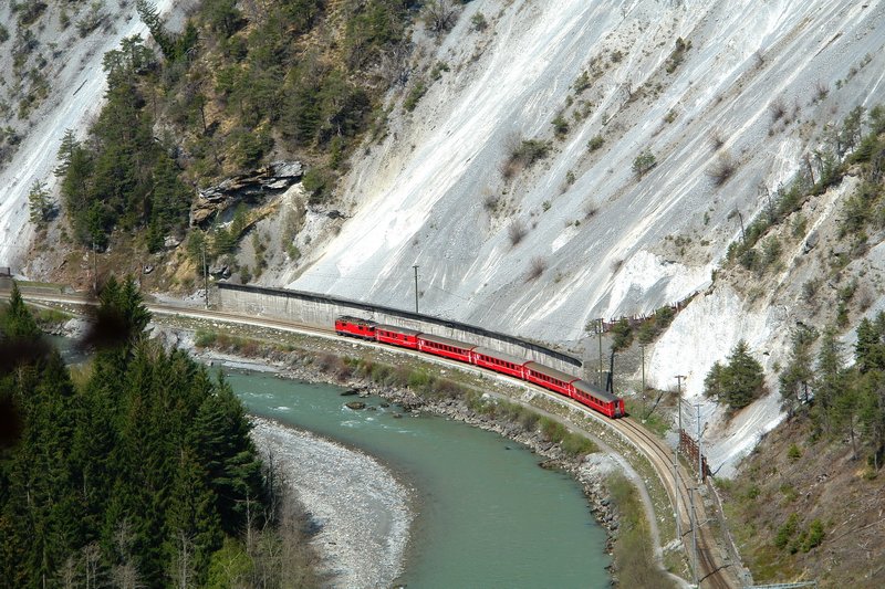 Kurz nach dem Bahnhof Trin durchfhrt der Regionalzug nach Disentis die imposante Vorderrheinschlucht am 13.4.2007.
