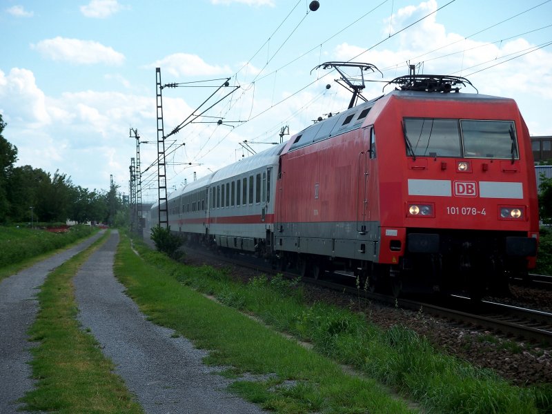 Kurz nach dem Bahnhof Wiesloch-Walldorf wirbelt 101 078 mit ihrem IC ordentlich Staub auf, 22.07.07.