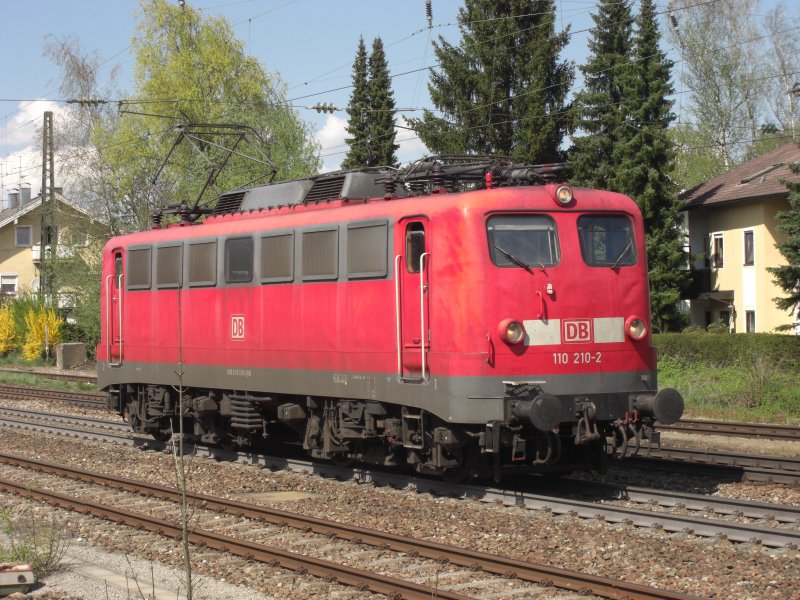 Kurz nach dem UEFA-Taurus durchfuhr die 110 210-2 den Bahnhof
von Prien am Chiemsee in Gegenrichtung. Aufgenommen am 19. April
2009.