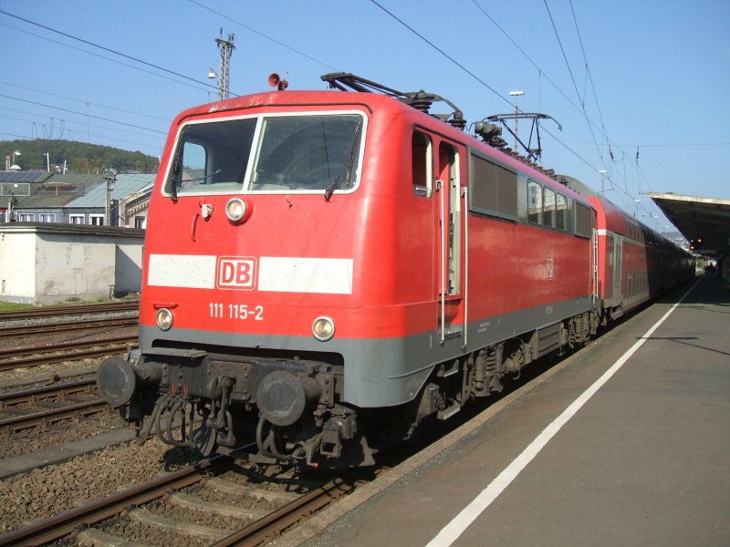 Kurz nach dem Umsetzen steht 111 115-2 mit Zug 94310 im Plan von 4872 abfahrbereit in Gleis 55 (Siegen 07.10.2007)