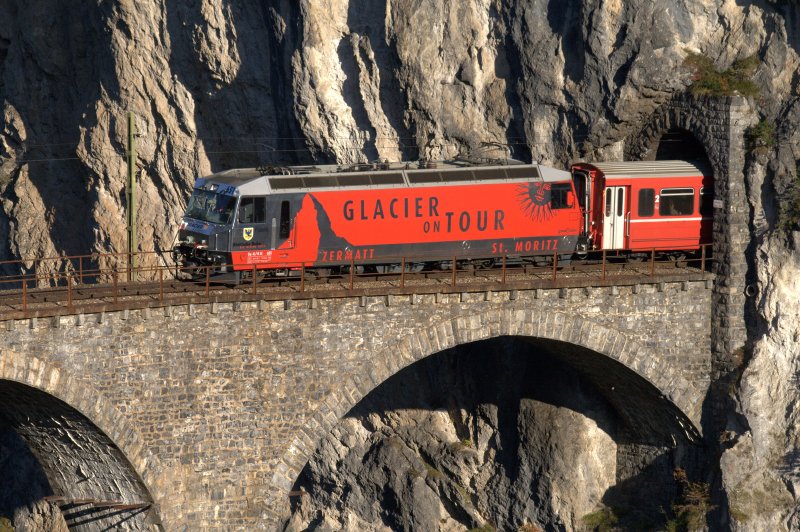 Kurz nach dem Verlassen der Station Filisur mu der RE 1156 mit Fahrziel Chur noch den 216m langen Landwasser-Tunnel durchqueren um dann den 65m hohen und 142m langen Landwasser-Viadukt zu berfahren. (Ge 4/4 III 651  Fideris   Glacier on tour  am 10.10.2008)