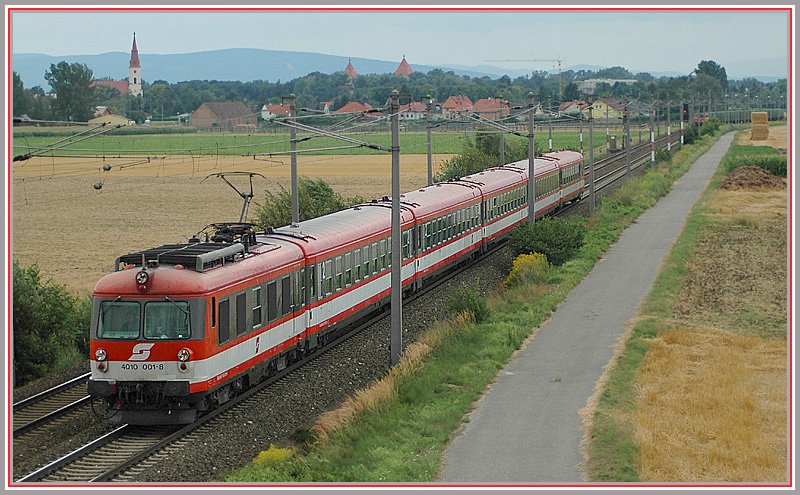 Kurz nach Ebenfurth am 4.8.2006. Wie am Vortag auch an diesem Tag wieder 4010 001 mit dem IC 552 „Stadt Bruck an der Mur“ von Graz nach Wien, wegen Bauarbeiten in Wien-Hetzendorf umgeleitet ber die Pottendorfer Linie (Wiener Neustadt-Ebenfurth-Wampersdorf-Achau-Wien Meidling) Im Hintergrund ist bereits 1042 505 bei der Ausfahrt aus Ebenfurth zu sehen.