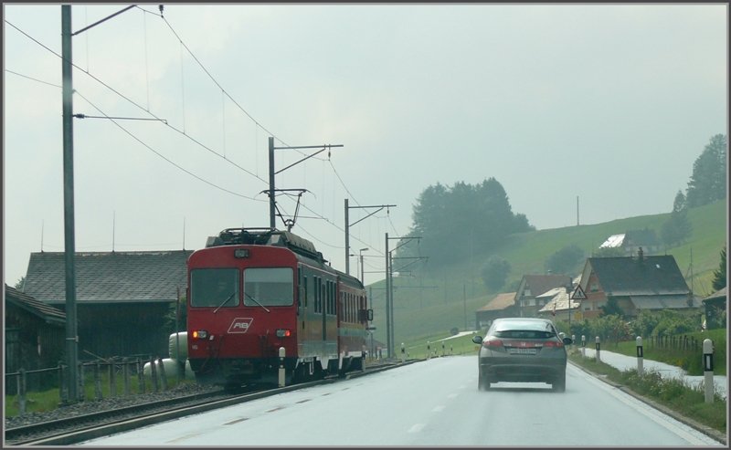 Kurz nach einem Gewitterregen war ich zwischen Schachen und Hebrig unterwegs und das ausnahmsweise mal mit einem Auto.
Dank meines ausklappbaren Displays an meiner Kamera, der auch als Sucher funktioniert, habe ich dann diese Momentaufnahme probiert. Bitte nicht nachahmen, denn wie telefonieren, ist es vermutlich nicht erlaubt. Regio 156 Altsttten-Stadt - Gais. (12.06.2008)