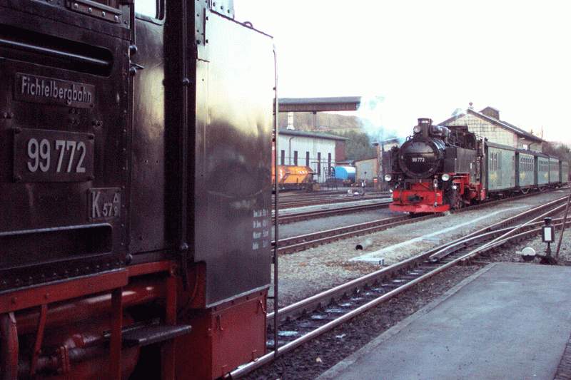 Kurz nach Eintreffen des Gegenzuges wird der Personenzug nach Cranzahl abfahren. Oberwiesenthal am 31.01.2002