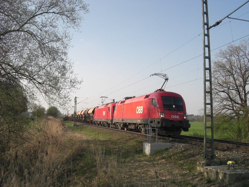 Kurz nach Prien erwischten wir diesen gemischten Gterzug mit zwei Stieren. Zuglok war der Taurus 1116 087-5 dahinter ein 1216er. Das Bild entstand am 14. April 2009.