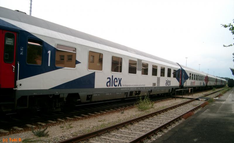 Kurz nach seiner Einfahrt in den Bahnhof  Kaufering  konnte ich diesen Allguexpress von hinten fotografieren. wegen Hochwasserschden fahrt dieser Zug z.Z. nur bis  Immenstadt .