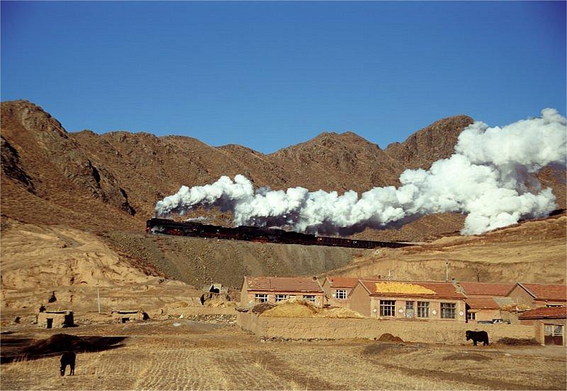Kurz nach Verlassen des Tunnels an der Ziegelei donnern die beiden QJ auf Ihrem Weg zum Scheitelpunkt am Photographen vorbei und verschwinden gleich im naechsten Tunnel. November 2002