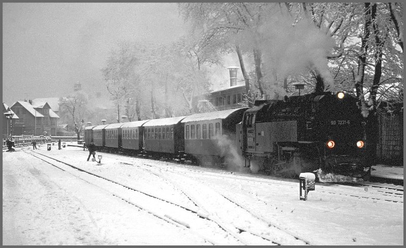 Kurz nach der Wende Anfangs Dezember 1990 bereiste ich die Harzquerbahn. Nach frischem Schneefall trifft  99 7231-6 mit einem Regionalzug in Wernigerode ein. (Archiv 12/1990)
