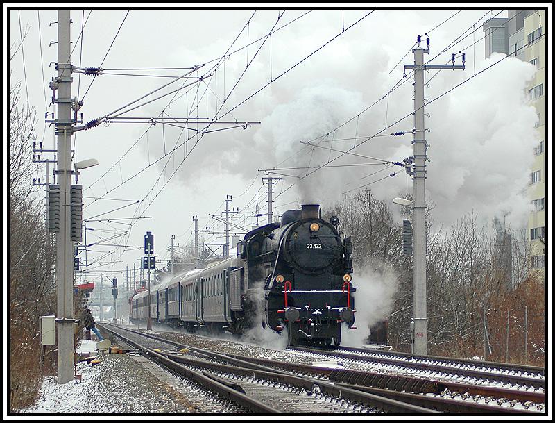 Kurz nach Wien Meidling durchfhrt am 26.2.2006 33.132 mit ihrem DSDZ 16107 die S-Bahn Station Hetzendorf .