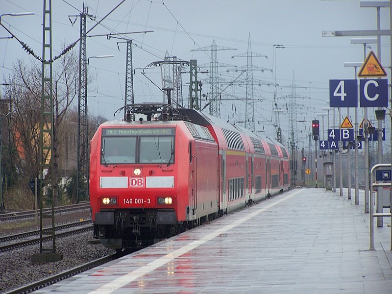 Kurz nachdem 146 002-1 den RE2 aus gleis 7 herraus Richtung Mnster(Westf) schob, fuhr die 001-3 in Gelsenkirchen Hbf an gleis 4 ein und fuhr nach kurzem Aufenthalt weiter Richtung Mnchengladbach Hbf. 21.03.08