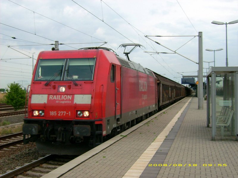 Kurz nachdem 185 154 durch gefahren war, tauchte auch schon 185 277 mit ihrem Gterzug auf. Fotografiert am 18.08.08 bei der Durchfahrt in Bitterfeld.