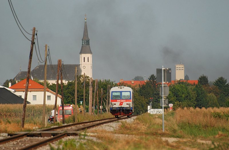 Kurz nachdem der Dampfzug R 16542 die Strecke zwischen Bockflie� und Gro� Engersdorf passiert hatte, dessen Rauchwolken man unschwer im Hintergrund erkennen kann, macht sich 5047 034 als R 7274 auf den Weg nach Obersdorf.
Das Foto ist am 20.09.2009 entstanden.