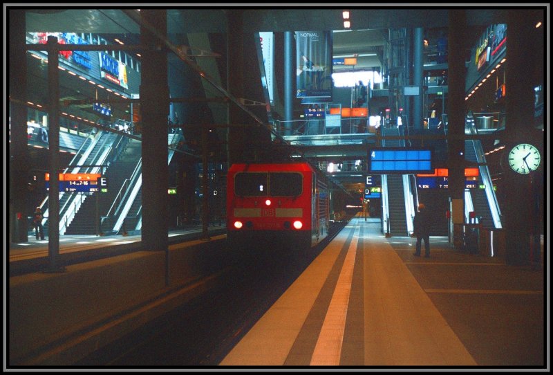 Kurz nachdem der InterCity 2454 den Bahnsteig verlassen hat, rollt eine 143 auf Gleis 4 durch den Bahnhof.