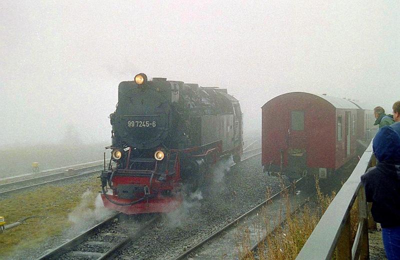 Kurz nachdem der Zug den Brocken-Bhf erreicht hat, kuppelt die  Lok (99 7245-6)vom Zug ab und setzt um.