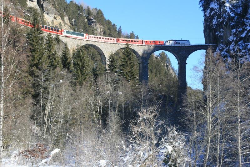 Kurz vor 12.00 Uhr berquert der Zug von Chur nach St. Moritz das Landwasserviadukt; 10.01.2009