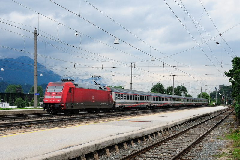 Kurz vor 15:00 Uhr jagt 101 031-3 mit EC 89  Leonardo Da Vinci  durch Brixlegg Milano entgegen. (20.06.2009).