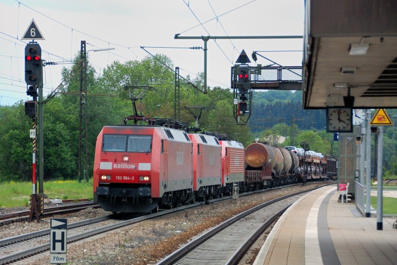 Kurz vor 16:00 Uhr kam dann die Krnung des Sonntags. Angekndigt als Doppeltraktion, wurde ein Trio daraus: 152 064-2  Railion  mit Schwesterlok der gleichen Baureihe haben nach 189 042-5 einen trotz der Steigung endlos scheinenden Gterzug am Haken. Solche Aufnahmen kennt man normalerweise nur aus der Schweiz oder bei reinen Lokzgen. Aufgenommen am 18.05.08 .