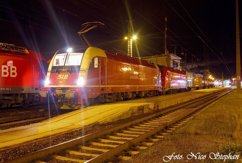 Kurz vor 1Uhr morgens erreichten SLB 91 alias 1216 940-7 sowie SZ 541-005 mit ihrem Lokomotion-Containerzug nach Slowenien den nchtlichen Bahnhof von Schwarzach-St.Veit und warten hier auf ihre Schublok,eine 1116 (sterreichurlaub 14.08.09)