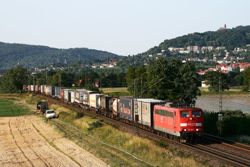 Kurz vor 20 Uhr bespannt 151 041 am 25. Juli 2008 einen Container/KV - Zug und konnte bei Grosachsen-Heddesheim an der Bergstrae im letzten Licht bildlich festgehalten werden.