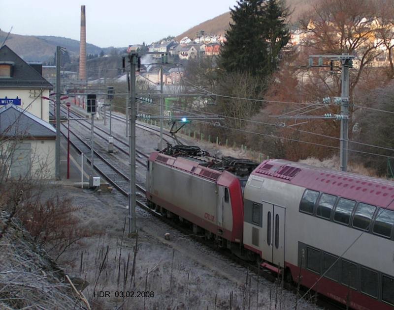 Kurz vor 9 Uhr morgens kommt eine Lok der BR 4000 begleitet von starkem B�gelfeuer im Bahnhof von Wiltz an.  03.02.08 