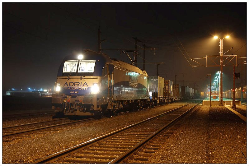 Kurz vor der Abfahrt von Kalsdorf nach Koper konnte ich am 21.1.2009 folgende Nachtaufnahme des LTE/SZ 41441 machen. 1216 920 bespannte diesen Zug bis zum Grenzbahnhof Spielfeld-Stra.