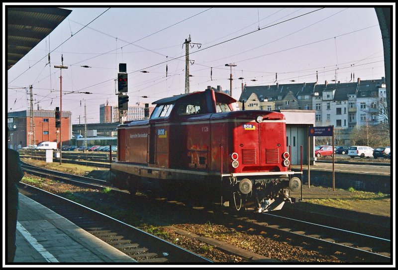 Kurz vor der Abfahrt nach Berlin, erwischte ich die 212 069 der Bayerischen Oberlandbahn im Hauptbahnhof Hagen. Aufgenommen am 26.03.2007 um 9 Uhr am Morgen.