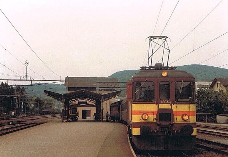 Kurz vor der Betriebseinstellung der Strecke Wildegg - Lenzburg (Spitzkehre) wartet der De 4/4 mit einem kurzen Personenzug auf die Abfahrt nach Lenzburg. (Gescanntes Foto).
26. Mai 1984